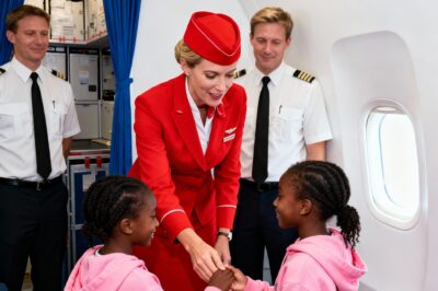 Comissária de bordo branca chama a polícia para gêmeos negros — segundos depois, o pai deles, dono da companhia aérea, chega.