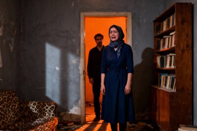 Meu marido, a quem sustentei durante a faculdade de direito, disse a todos que eu estava morta para poder se casar com a filha de um juiz. Ele não sabia que eu planejava aparecer de penetra no casamento.