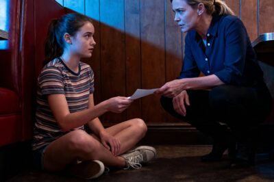 Durante o jantar, minha filha discretamente colocou um bilhete dobrado na minha frente. “Finja que está doente e saia daqui”, dizia. Eu não entendi, mas algo em seus olhos me fez confiar nela. Então, segui suas instruções e saí. Dez minutos depois… finalmente percebi por que ela havia me avisado.