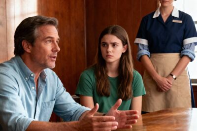 Milionário finge estar dormindo para testar a filha de seu funcionário… mas se surpreende com o que acontece…