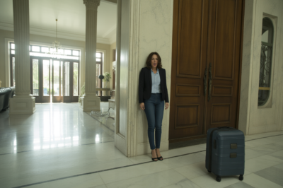 EL SECRETO DEL VUELO CANCELADO A CANCÚN: Descubrí la Traición Millonaria de Mi Esposo y el Plan Macabro para Arrebatar la Casa de Mi Madre Escuchando su Voz a Escondidas—Una Historia Real de Fraude, Venganza y la Herencia Familiar en Peligro que Te Dejará Sin Aliento y Cambiará Tu Percepción del Matrimonio