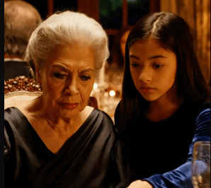 MI NIETA DE DIEZ AÑOS ME DESLIZÓ UNA NOTA ARRUGADA POR DEBAJO DE LA MESA DE CAOBA DURANTE LA CENA DE CELEBRACIÓN DE MI YERNO EN SU LUJOSA MANSIÓN DE LAS LOMAS, Y ESAS PALABRAS ESCRITAS CON CRAYÓN MORADO NO SOLO ME HICIERON FINGIR UN INFARTO PARA ESCAPAR DE ALLÍ, SINO QUE DESTAPARON UNA TRAMA DE CODICIA, VENENO Y DEUDAS OSCURAS QUE HUBIERA TERMINADO CON MI VIDA ESA MISMA NOCHE SI NO HUBIERA CONFIADO CIEGAMENTE EN EL TERROR SILENCIOSO DE UNA NIÑA QUE VIO AL DIABLO MEZCLANDO POLVO EN MI COMIDA.