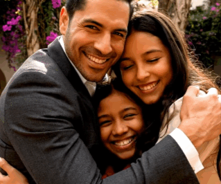 EL ABRAZO BAJO CERO QUE SALVÓ MI VIDA: EL MULTIMILLONARIO SILENCIOSO QUE NO ME DIO DINERO, ME REGALÓ UN PROPÓSITO