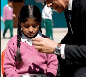 EL MILLONARIO Y LA LONCHERA VACÍA: Lo que encontré adentro de esa caja de metal cambió mi vida y mi fortuna para siempre.