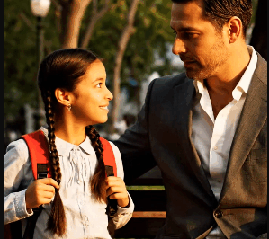 EL MILLONARIO VIUDO Y LA NIÑA DEL UNIFORME REMENDADO: “NUNCA PUDE SER PAPÁ, PERO ELLA ME ELIGIÓ” 😭💔