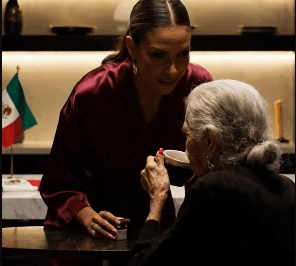 El Secreto de Coyoacán: Cómo la Cuchara de Plata y Dos Gotas Misteriosas Revelaron el Plan de la Nuera Perfecta para Desaparecer a la Madre Millonaria. Un Thriller Real de Traición y Venganza Lenta que Ocurrió en la Ciudad de México.