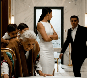 El millonario regresó de un viaje de negocios y encontró a su madre, Doña Soledad, de rodillas en el baño, limpiando el mármol helado con dos bebés atados a la espalda. La verdad oculta en su propia mansión de Lomas de Chapultepec: ¿Qué le estaba haciendo su esposa a la mujer que le dio la vida? Un secreto oscuro que cambiaría su destino para siempre.