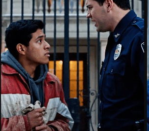 Repartidor mexicano en bicicleta se cuela en la mansión más lujosa de la Loma Nevada. 15 médicos especialistas se rinden, pero yo olí el veneno y me acordé de mi abuela. ¿Qué había en mi mochila de lona? La verdad que desató una guerra entre la ciencia moderna y la sabiduría de la calle. No creerás el milagro que pasó en menos de 10 minutos.