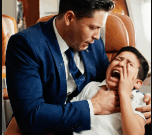 ¡El Escándalo en el Aire que Destrozó a un Magnate! Su hijo, el heredero autista, gritaba en Primera Clase. Todos lo grababan. Pero la humillación del millonario Ricardo Ayala se detuvo en seco cuando un humilde chavo de Iztapalapa, con un Tsuru de juguete roto, hizo algo impensable que nadie, ni todo el dinero del mundo, pudo lograr. Tienes que leer lo que sucedió en ese avión.