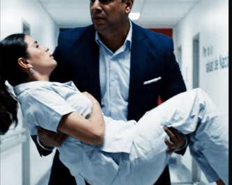 ¡LA ENFERMERA QUE CAYÓ ROTA EN EL HOSPITAL… Y EL CEO MEXICANO ULTRARRICO QUE LA LEVANTÓ! Su sacrificio por su padre conmovió al Hombre Más Poderoso del País, dueño de media Ciudad de México. El momento exacto en que sus rodillas se doblaron por el agotamiento y la deuda millonaria cambió la vida de ambos. Lo que él le dijo por teléfono es tan impactante que te hará llorar. ¡No te pierdas esta historia viral de amor, desesperación y segundas oportunidades!