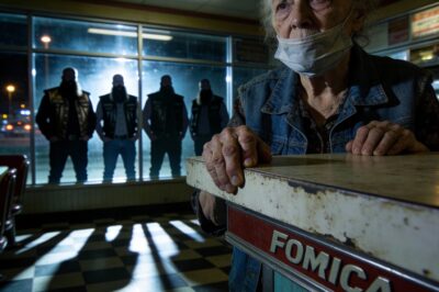 In a Quiet Diner on a Long, Dark Highway, Fifteen Strangers Left Behind More Than a Clean Table; They Left a Lesson in Seeing Beyond the Surface and Finding Family in the Most Unlikely of Places.