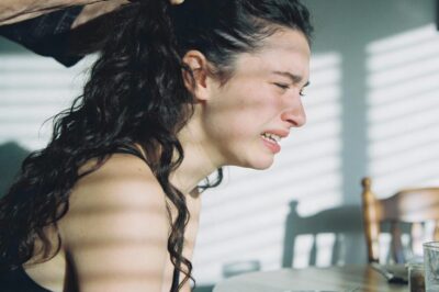 Her affection was a brand of pain, a constant, sharp tug on her granddaughter’s hair that everyone called normal. But some secrets are woven into us, and some are just woven in. One fateful afternoon, a lifetime of suppressed pain would unravel a carefully constructed lie in front of everyone.