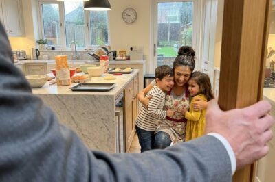 CEO Dad Came Home Early to His Seattle Mansion and Froze at the Kitchen Door — What the Maid Was Doing with His Kids Broke Him Completely.