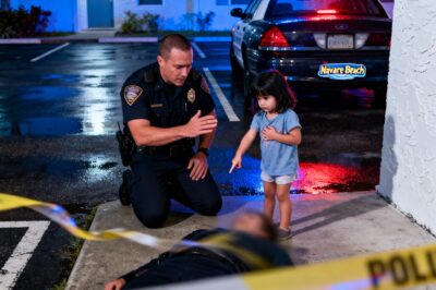 Heartbreak in Navarre, Florida: A four-year-old girl is found standing over her father’s body in a pool of blood just hours after a bitter custody exchange, whispering a chilling secret to police that exposes a twisted family plot no one saw coming.