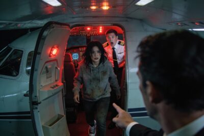 The Silent Pilot of Row 9: They Mocked Her Worn Hoodie and Faded Jeans, Unaware That the Hands Clutching That Cheap Fabric Bag Were the Only Things Standing Between Them and a Mountain Grave — A Story of Quiet Competence, Arrogant Fools, and the Ghost of ‘Night Viper’ Returning from the Shadows.