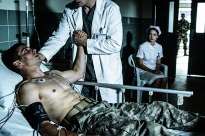 I’ve worn this white coat for three decades. I’ve saved Senators, CEOs, and soldiers. But last Tuesday in Washington D.C., I was stripped down to nothing. A nurse—someone I didn’t even recognize—stepped into my surgery and took command. My pride screamed at me to kick her out. My ego told me she was dangerous. But when the monitor flatlined and my hands froze, she was the one who reached into the fire. I asked, “Who is she?” The soldier on the table whispered the answer that changed my life.