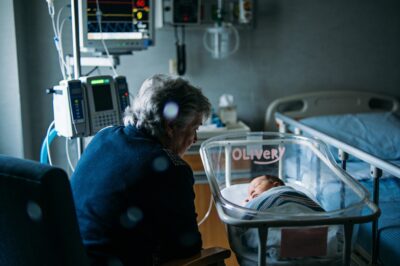 How a Grandmother’s Instincts in an Ordinary American Suburb Uncovered a New Mother’s Desperate, Hidden Struggle and Saved a Child from Unintentional Harm.