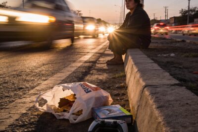 Single Mother’s refusal to expose wealthy ex-husband’s financial abuse leads to public estrangement from teenage son during holidays.