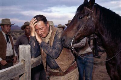 John Wayne BREAKS DOWN When His Horse Refuses to Leave Him — The Reason No One Expected